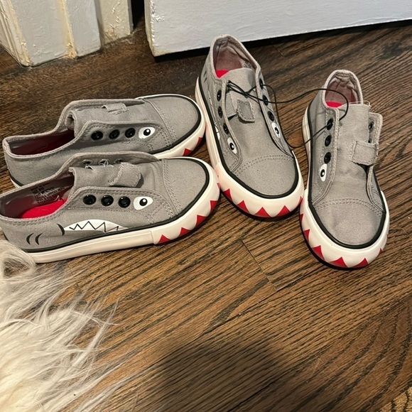 Other - Pair of slip on boys shoes size 9/10 NWT
